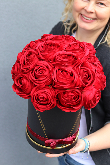 flowerbox Red Love, elegancka kompozycja kwiatowa na prezent, wys.29cm