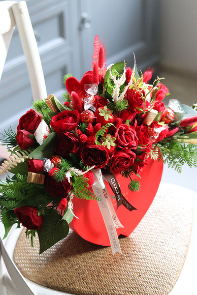 Chocolates Serca na Walentynki, flowerbox w kształcie serc z pralinami, wys.40cm 