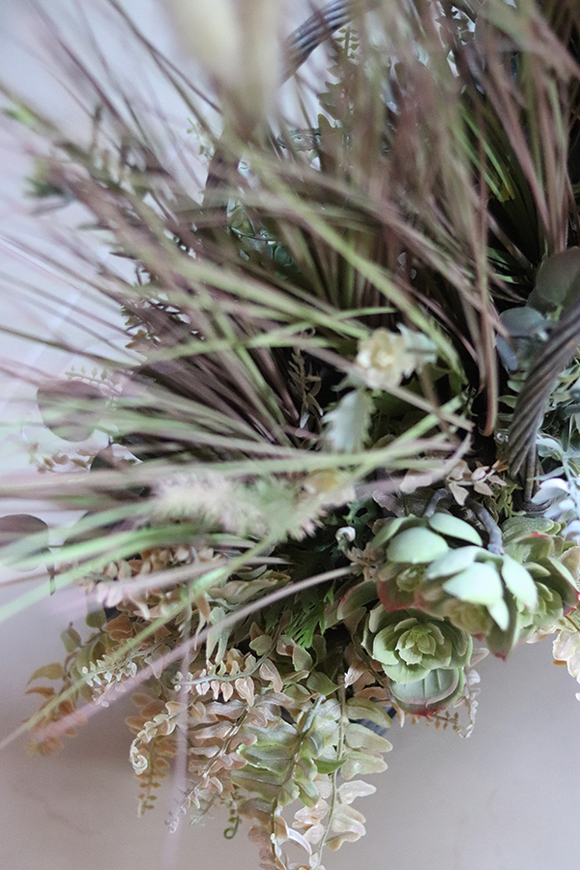 Grey Teranoto, kompozycja z traw w stylowym koszu, wys.70cm