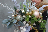 Christmas Gold kompozycja kwiatowa / bukiet Flowerbox wys.27cm.