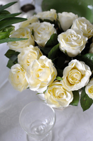 bogaty kosz z kremowymi różami Romance 30x30x30cm