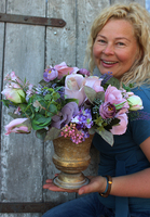 Fioletowa Menassa, kompozycja kwiatowa w zdobionym naczyniu, wys.28cm