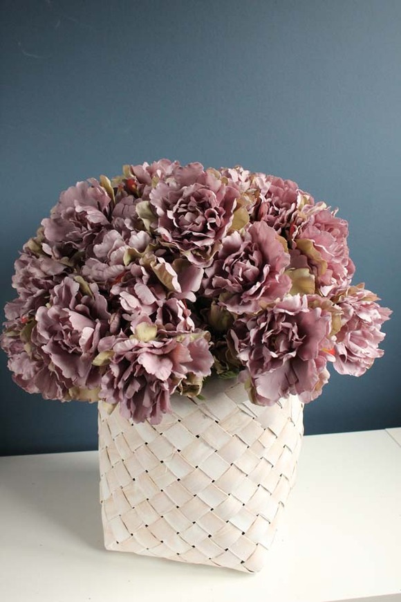 bardzo bogaty kosz z peoniami Serena, brudny róż, wys.50cm