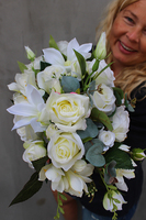 Biały Dwór kompozycja kwiatowa w stylowym naczyniu / bukiet wys.25cm