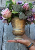 Fioletowa Menassa, kompozycja kwiatowa w zdobionym naczyniu, wys.28cm