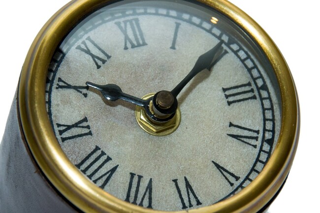 zegar na biurko w oprawie skórzanej 12x8x8cm