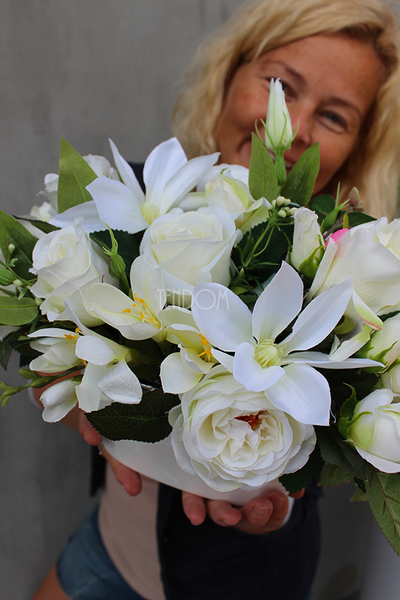 Biały Dwór kompozycja kwiatowa w stylowym naczyniu / bukiet wys.25cm