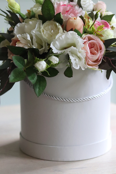 Rizalia, biały flowerbox z kolorowymi kwiatami, wys.37cm