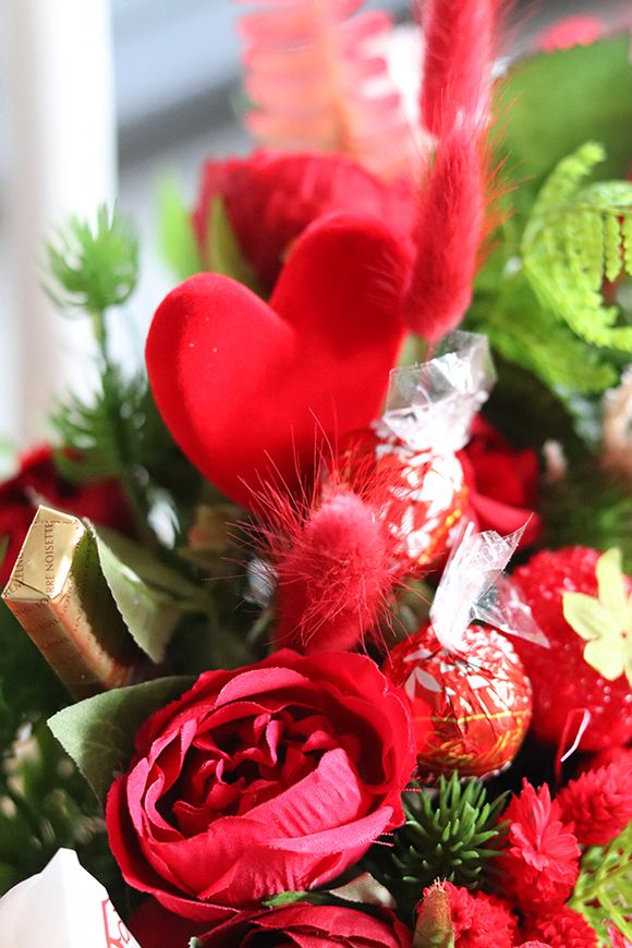 Chocolates Serca na Walentynki, flowerbox w kształcie serc z pralinami, wys.40cm 