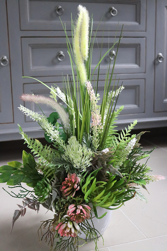 Jeromena, kompozycja z trawami w biało-srebrnej donicy, wys.72cm