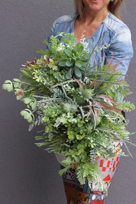 Gera Delta, kompozycja z traw i sukulentów w eleganckiej donicy, wym.57x60cm