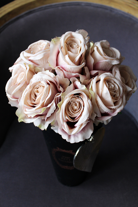 kompozycja kwiatowa / bukiet Flowerbox Roses Sand, wys.43cm