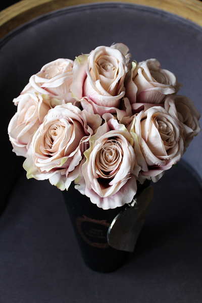 kompozycja kwiatowa / bukiet Flowerbox Roses Sand, wys.43cm