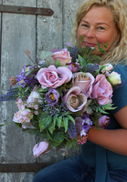 Fioletowa Menassa, kompozycja kwiatowa w zdobionym naczyniu, wys.28cm