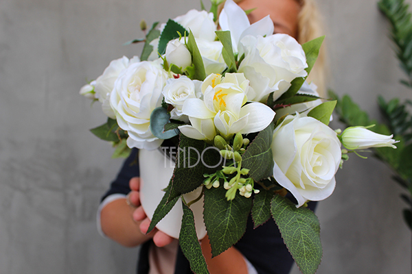 Biały Dwór kompozycja kwiatowa w stylowym naczyniu / bukiet wys.25cm