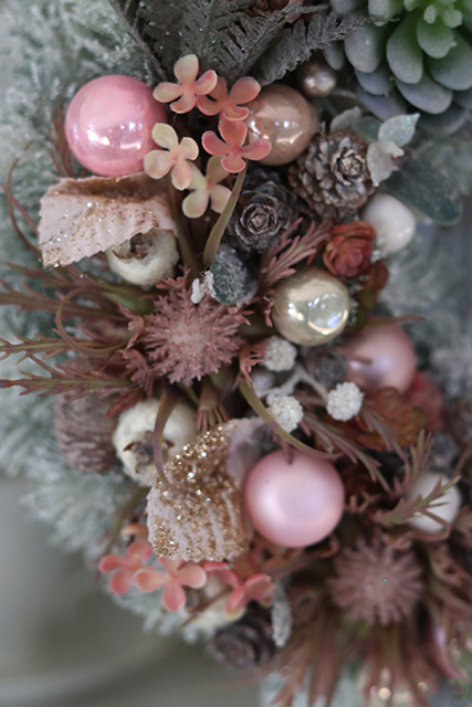 elegancki wianek zimowy, Sukulentas Pudrovy Róż, wym.28cm
