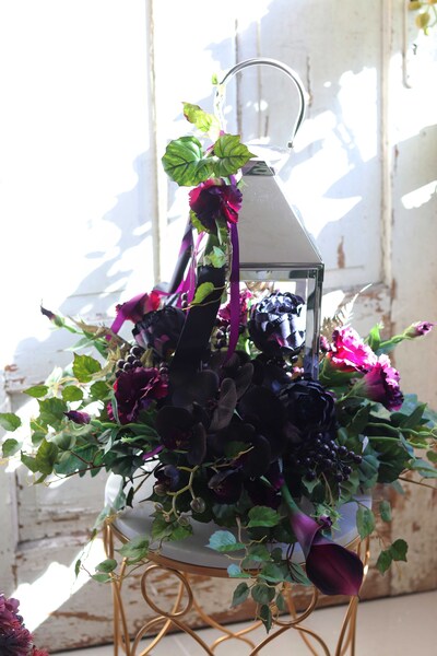 Angelo Garden, kompozycja kwiatowa ze srebrnym lampionem, wys.55cm 