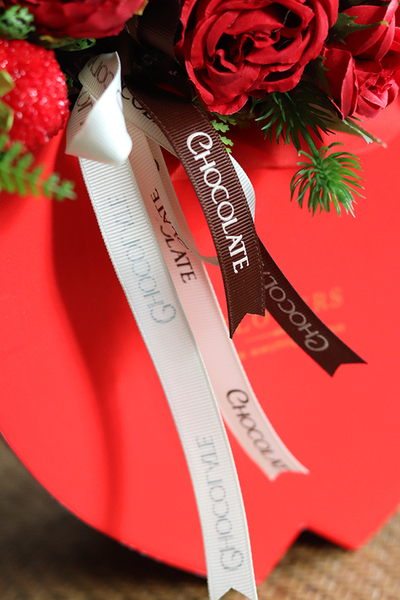 Chocolates Serca na Walentynki, flowerbox w kształcie serc z pralinami, wys.40cm 