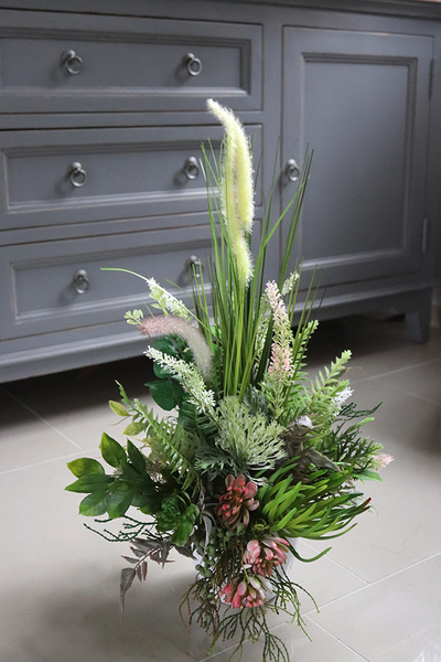 Jeromena, kompozycja z trawami w biało-srebrnej donicy, wys.72cm