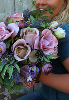 Fioletowa Menassa, kompozycja kwiatowa w zdobionym naczyniu, wys.28cm