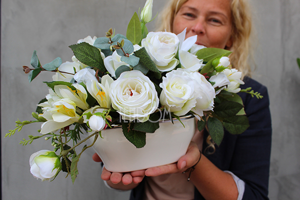 Biały Dwór kompozycja kwiatowa w stylowym naczyniu / bukiet wys.25cm