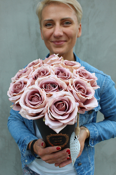Cappucino Heart, kompozycja kwiatowa / Flowerbox na Walentynki, wys.37cm