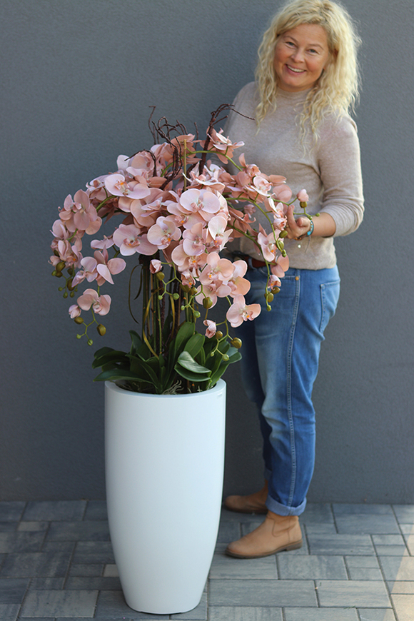 Fiberglass White Cappucino, sztuczny storczyk w wysokiej białej donicy, wys.132cm 