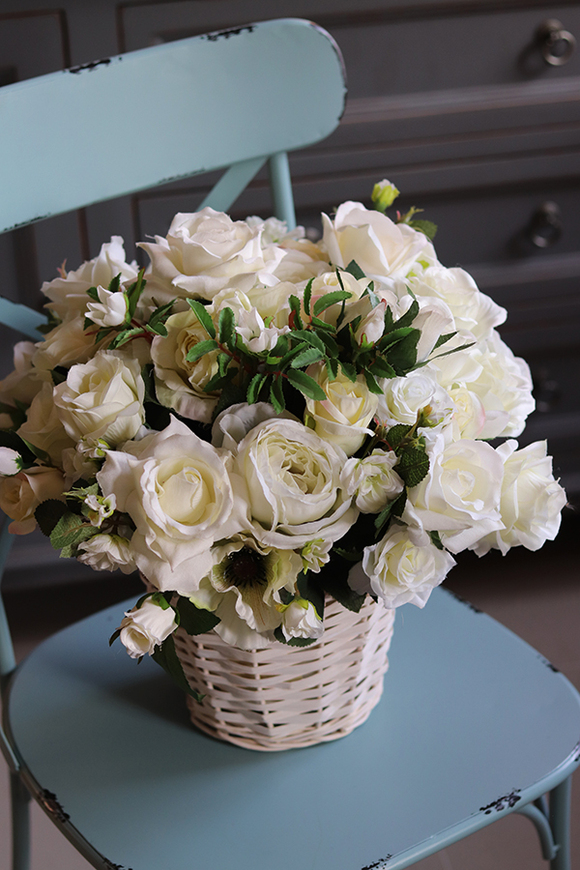 bogaty kosz z białymi kwiatami, Romance Eleonore, wys.42cm 