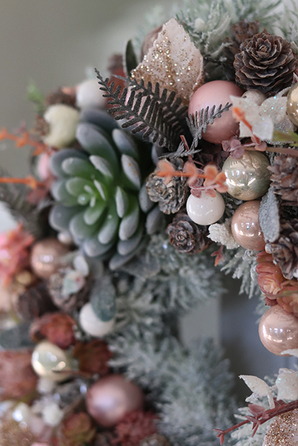 elegancki wianek zimowy, Sukulentas Pudrovy Róż, wym.28cm