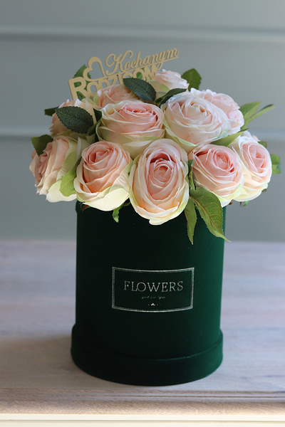 Rosalinia Velvet Wishes, zielony welurowy flowerbox z różami, wys.33cm