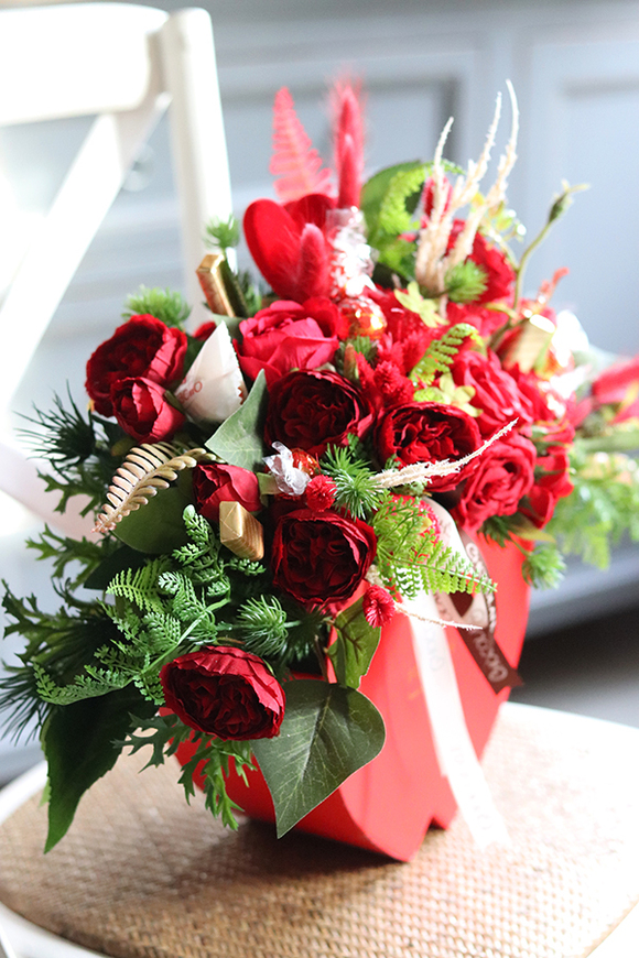 Chocolates Serca na Walentynki, flowerbox w kształcie serc z pralinami, wys.40cm 