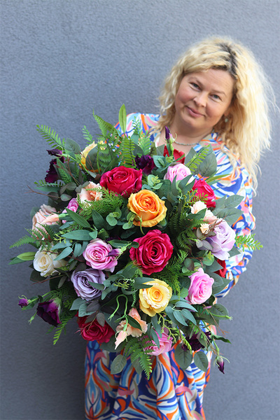 Rainbow Roses, kompozycja kwiatowa w naczyniu