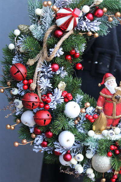 Mikołaj, asymetryczny świąteczny wianek z figurką, śr.56cm