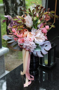 Beige Greta, bukiet nagrobny w pastelowych kolorach, dł.73cm