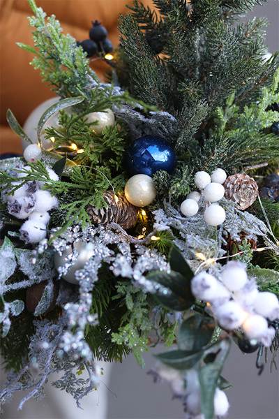 Dark Blue Eveline, realistyczna choinka świąteczna z przybraniem