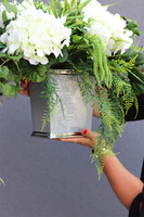 Hortensje Brista, kompozycja kwiatowa w szaro-srebrnej donicy