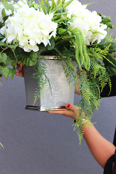 Hortensje Brista, kompozycja kwiatowa w szaro-srebrnej donicy