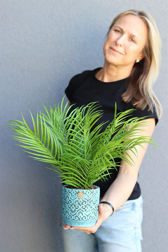 Simple Borneo, sztuczna palma w ceramicznej donicy