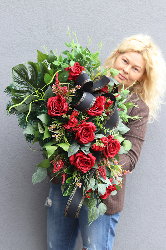 Dekoluena Red, wiązanka nagrobna z czerwonymi różami