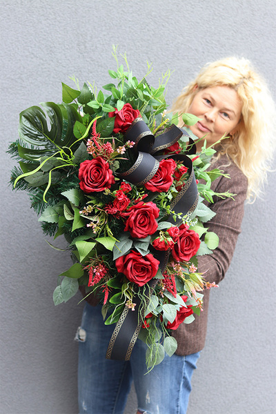 Dekoluena Red, wiązanka nagrobna z czerwonymi różami