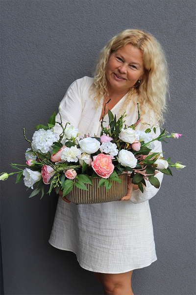 Ossolino, kompozycja kwiatowa w złotej donicy