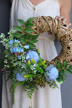 Blue Kartossa Protea, asymetryczny wianek dekoracyjny, rozp.40cm