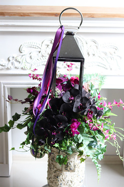 Angelo Garden Violet 3, kompozycja kwiatowa ze srebrnym lampionem, wys.70cm 