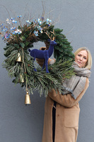 Granatowy Jeleń, świąteczny wianek z figurką, rozp.95cm