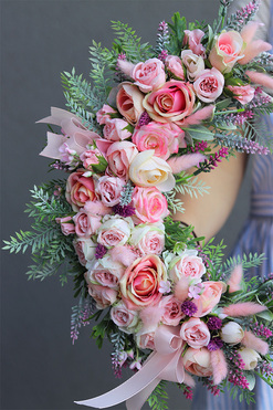 Allasina, asymetryczny wianek z różyczkami i wrzosem, śr.35cm