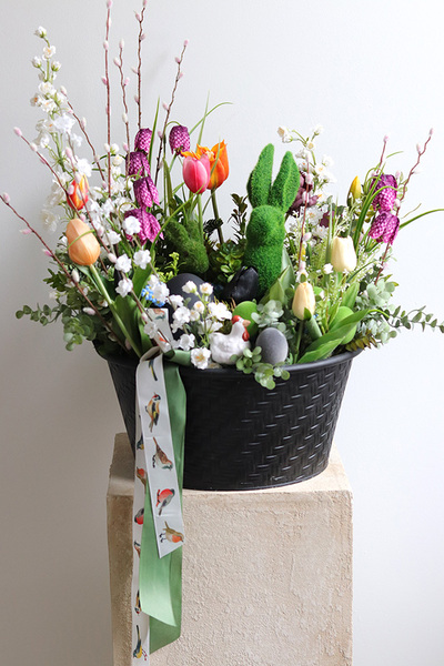 Wiosna w Pełni, stroik wielkanocny w metalowym koszu