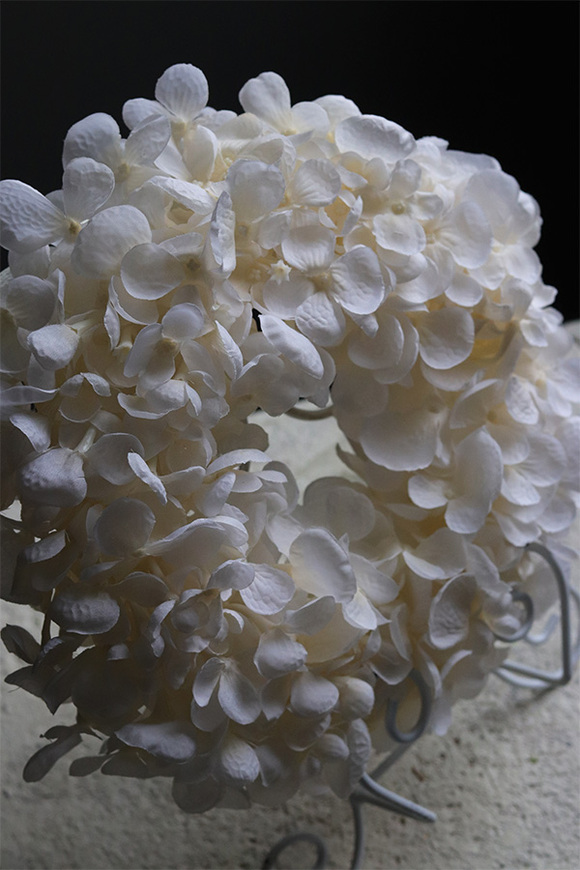 Leossi White, dekoracyjny wianek z hortensji