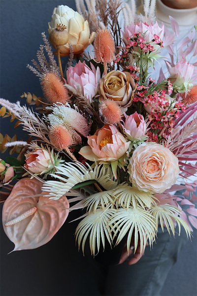 Mortario Vinn, nowoczesny bukiet nagrobny w wazonie