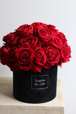 OD RĘKI Valentino, flowerbox okolicznościowy z kwiatów sztucznych, wys.29cm