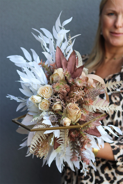 Crema Latte, jesienna dekoracja kwiatowa w domku